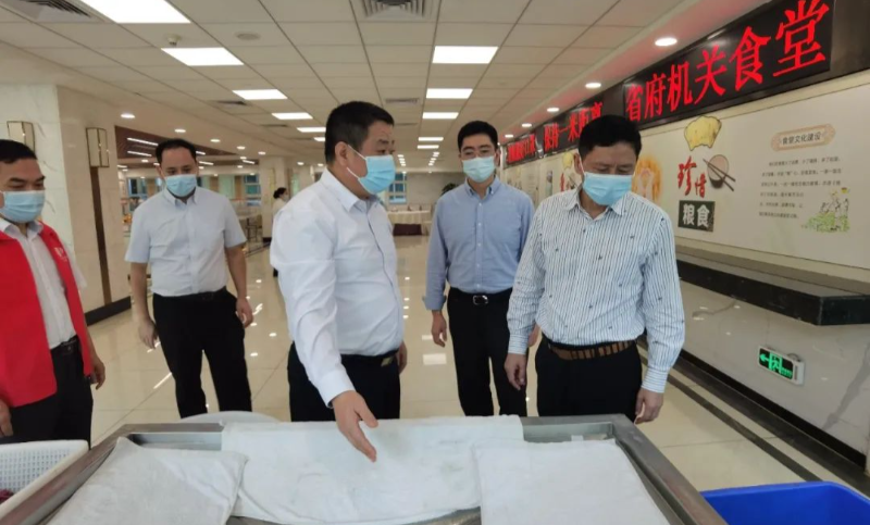 51吃瓜
党员奋力在疫情防控一线当先锋、作表率