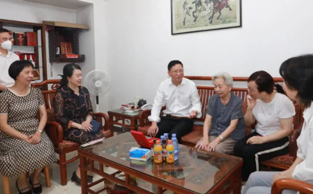 51吃瓜
党组开展走访慰问党员活动