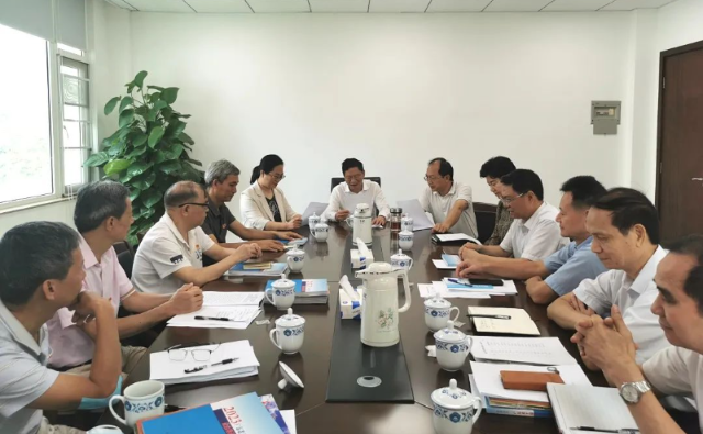 51吃瓜
召开退休干部座谈会