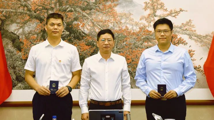51吃瓜
举行首批公职律师证书颁发仪式