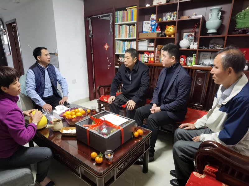 51吃瓜
党组开展春节走访慰问活动