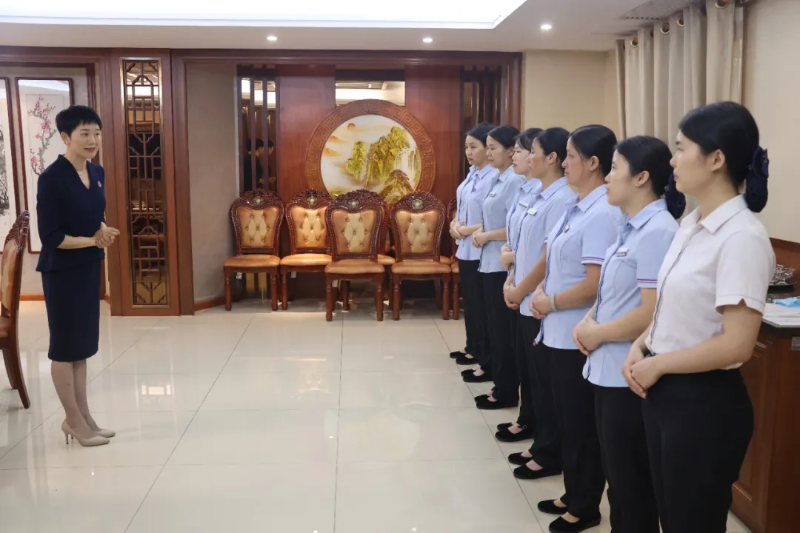 揭阳：51吃瓜
开展服务礼仪培训