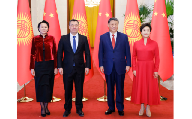 习近平同吉尔吉斯斯坦总统扎帕罗夫会谈