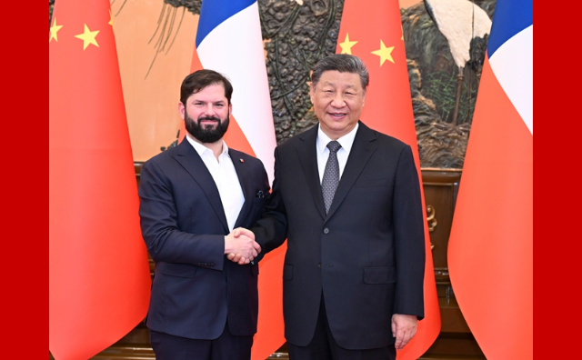 习近平会见智利总统博里奇