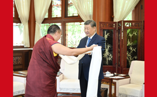 习近平接受班禅额尔德尼·确吉杰布拜见